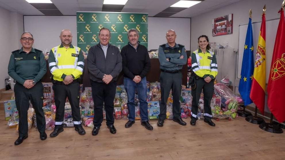 •	La Comandancia de la Guardia Civil de Navarra de  forma interna entre sus componentes durante el mes de diciembre ha recaudado juguetes para más de 250 niños y niñas. GUARDIA CIVIL