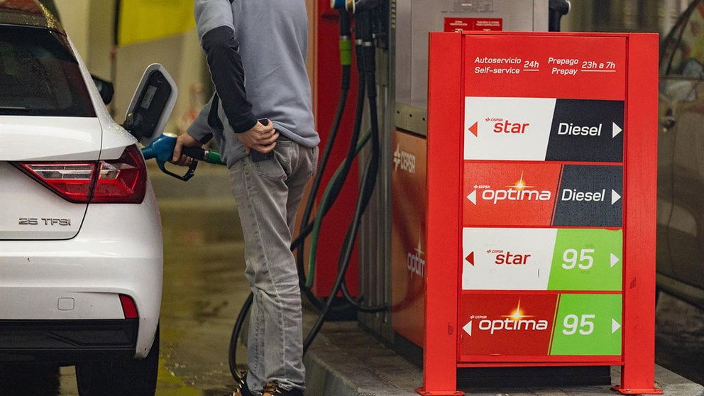 Una persona echa gasolina del surtidor de una gasolinera. EDUARDO PARRA / EUROPA PRESS