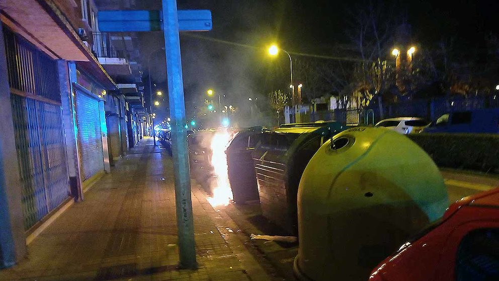 El contenedor incendiado en la Avenida de Villava en Pamplona. POLICÍA MUNICIPAL DE PAMPLONA
