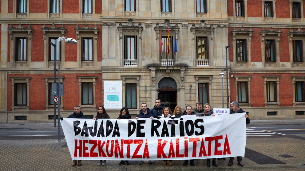 Concentración frente al Parlamento de Navarra convocada por los sindicatos de la educación pública navarra para reclamar una bajada de ratios. IÑIGO ALZUGARAY