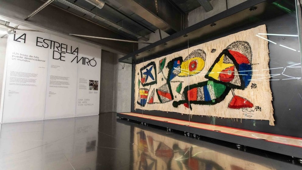 La estrella de Miró muestra el tapiz a los visitantes que llegan y se van del centro acompañado de plafones que cuentan la historia de la pieza. CEDIDA