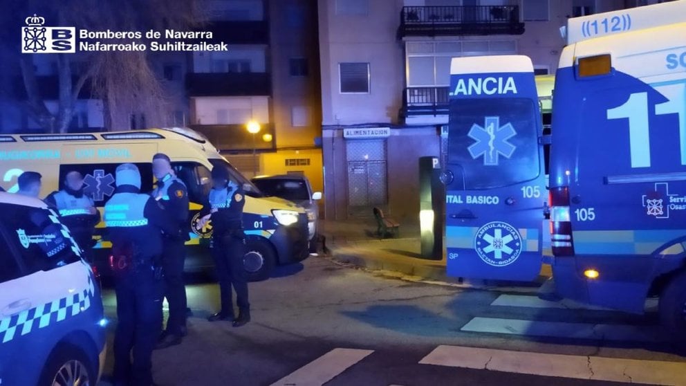 Bomberos y agentes de la Policía Municipal de pamplona atendieron el suceso. BOMBEROS DE NAVARRA.