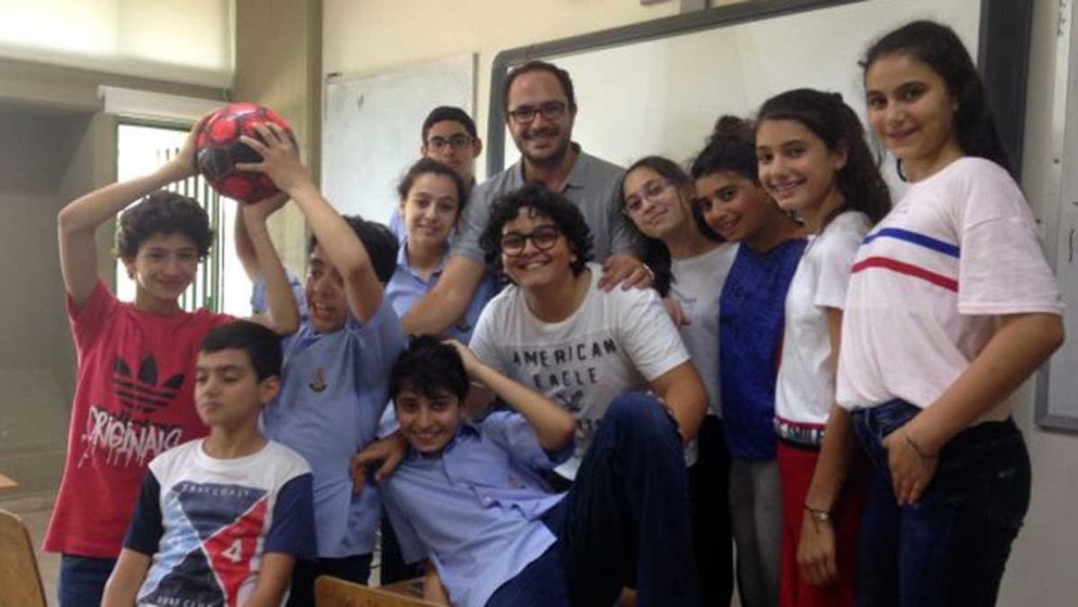Miguel Medarde, en el centro, con alguno de sus alumnos del Líbano, donde ejercía como profesor de español. CEDIDA.
