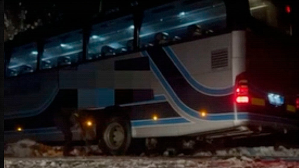 La Guardia Civil auxilia a un autobús atrapado en la nieve en Isaba. CEDIDA