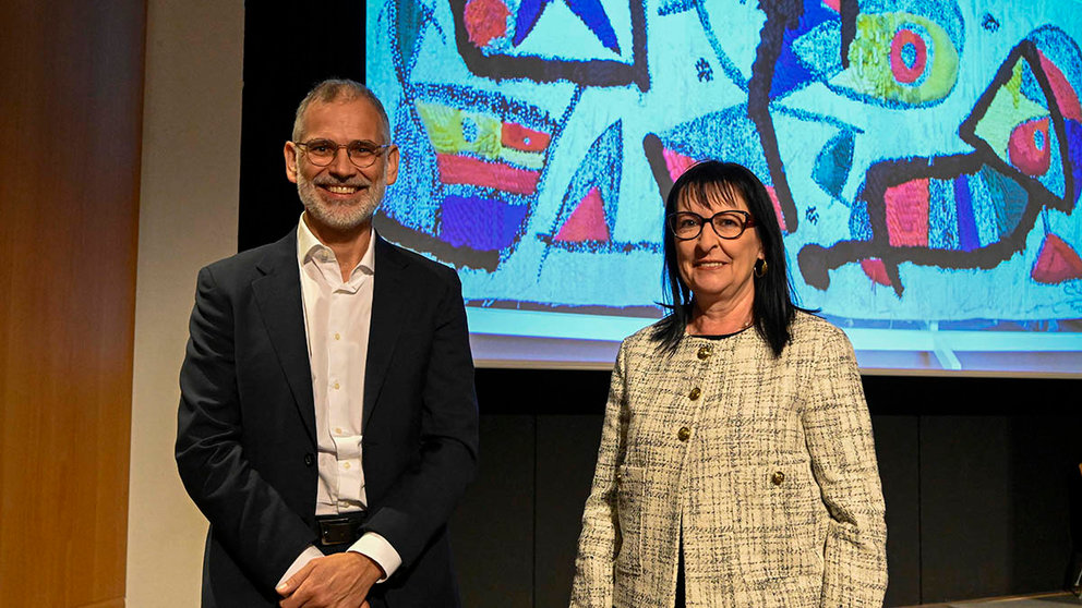 Marko Daniel, director de la Fundació Joan Miró, y Elisa Durá ... ual "Los tapices de Joan Miró". Del hilo al mundo. CEDIDA