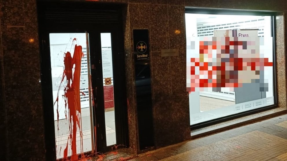 Imagen de una de las entidades bancarias dañadas con pintura - POLICÍA MUNICIPAL