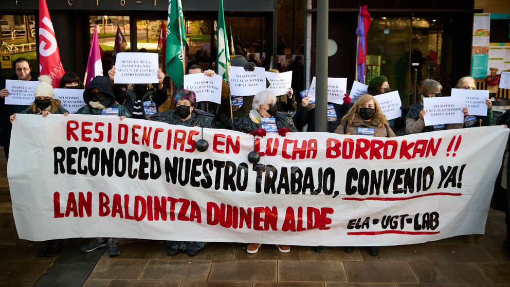 Trabajadoras de residencias de mayores de Navarra se concentran en Pamplona durante una huelga por la negociación de su convenio. PABLO LASAOSA