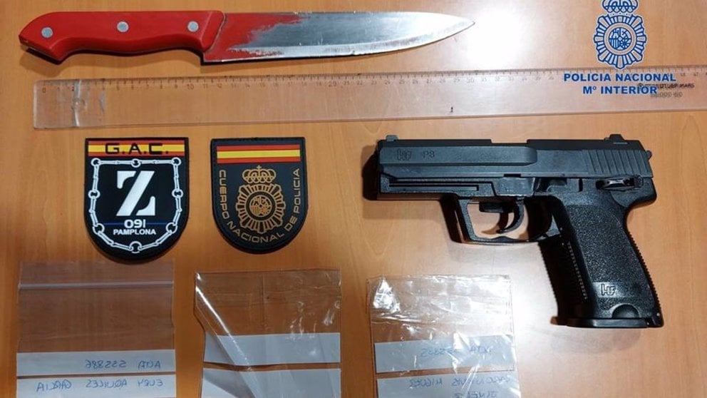 Arma simulada y cuchillo intervenidos por la Policía Nacional - POLICÍA NACIONAL
