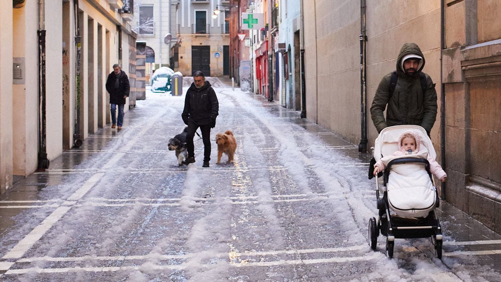 Pamplona vuelve a despertar cubierta de nieve tras la nevada de las últimas horas. IÑIGO ALZUGARAY