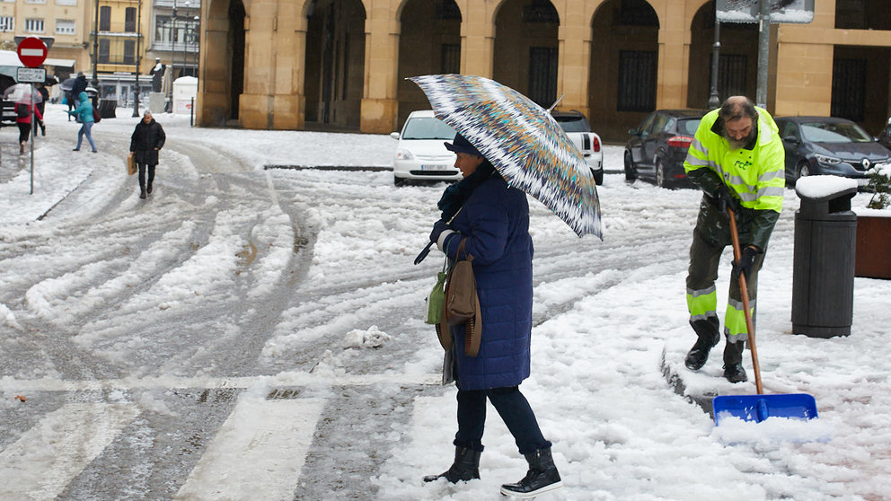 Pamplona vuelve a despertar cubierta de nieve tras la nevada de las últimas horas. IÑIGO ALZUGARAY