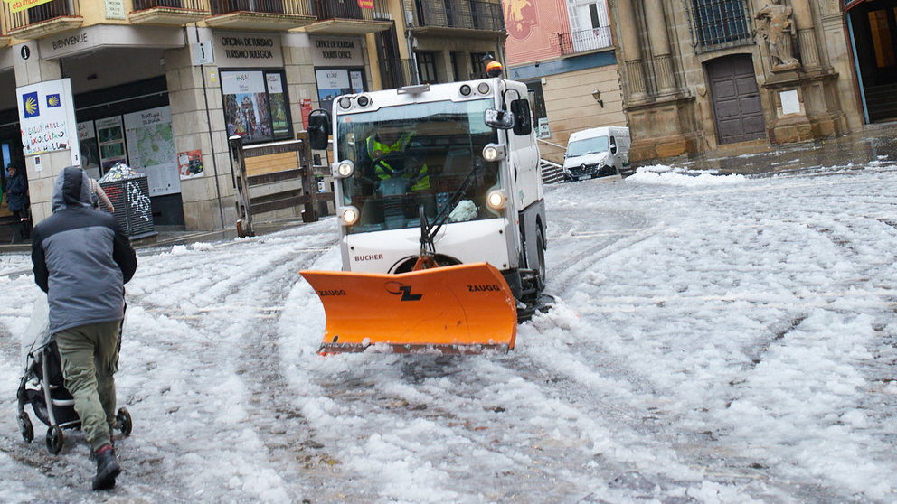 Los servicios de limpieza del Ayuntamiento de Pamplona trabajan para quitar la nieve y hielo de las calles tras la nevada de las últimas horas en la ciudad. IÑIGO ALZUGARAY