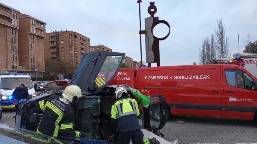 Una mujer de 52 años, herida tras volcar su vehículo en la Avenida de Navarra de Pamplona. BOMBEROS DE NAVARRA