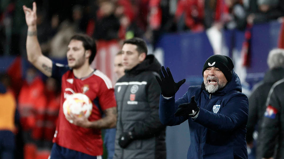 El entrenador del Sevilla, Jorge Sampaoli (d), durante el partido de cuartos de final de la Copa del Rey que Osasuna y Sevilla disputan hoy miércoles en el estadio de El Sadar, en Pamplona. EFE/Jesús Diges.