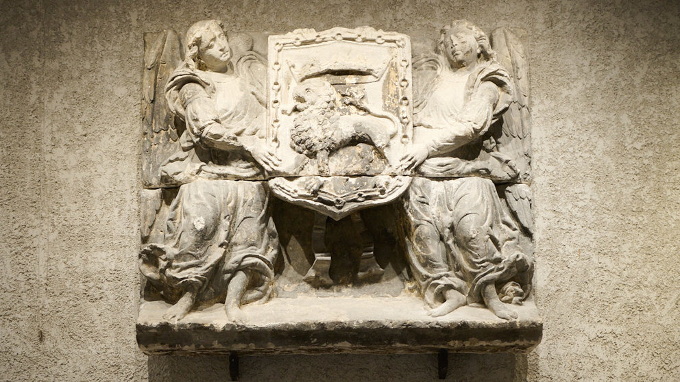 Miembros de la corporación municipal participan en la inauguración del conjunto escultórico del siglo XVI que representa el escudo de la ciudad. PABLO LASAOSA