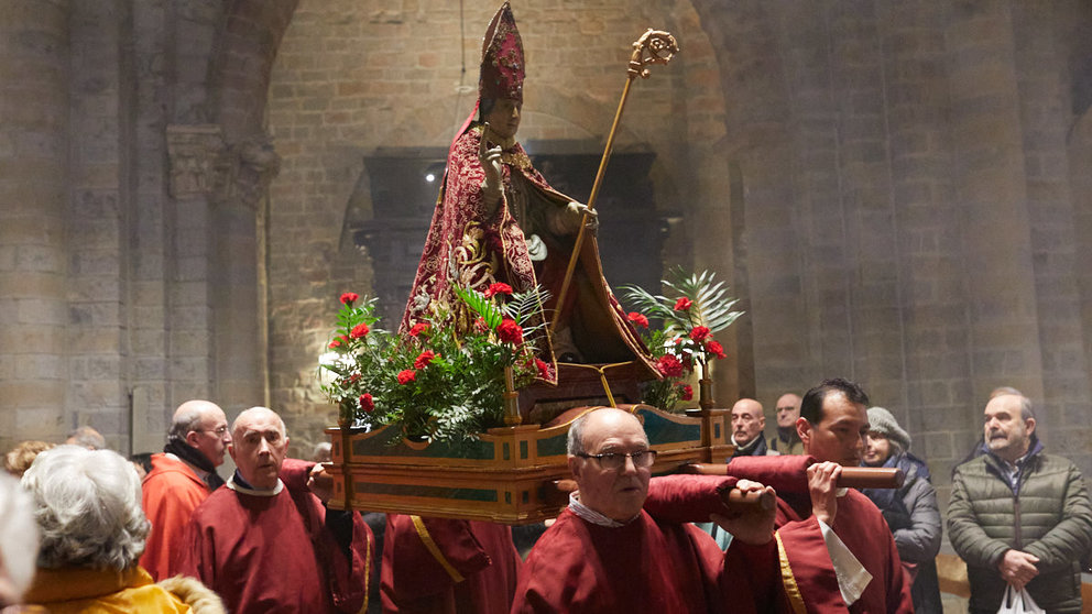 La procesión de San Blas vuelve a su recorrido tradicional tras los años de la pandemia. IÑIGO ALZUGARAY