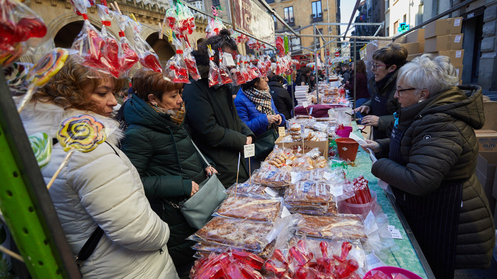 Tras los años de la pandemia, los puestos de venta de roscos y dulces vuelven a la plaza de San Nicolás y la calle San Miguel por la celebración de San Blas. IÑIGO ALZUGARAY