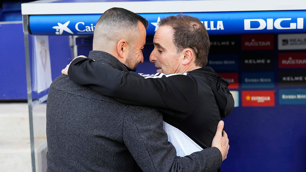 El entrenador del Osasuna Jagoba Arrasate (d) saluda al entrenador del Espanyol Diego Martínez (i). EFE/ Alejandro García