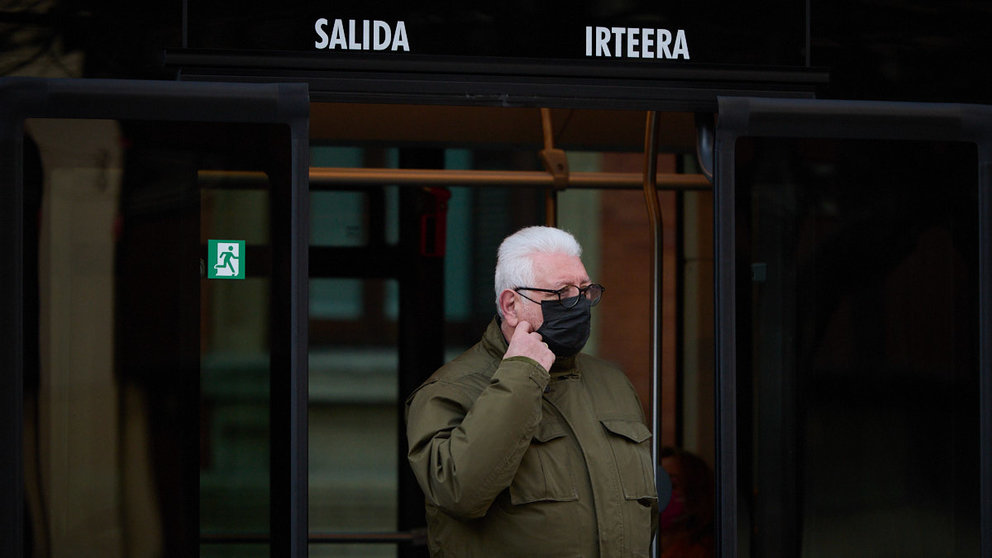 Varios usuarios cogen la vilalvesa durante el útimo día de mascarillas obligatorias en el trasnporte público de Pamplona desde el inicio de la pandemia. PABLOLASAOSA