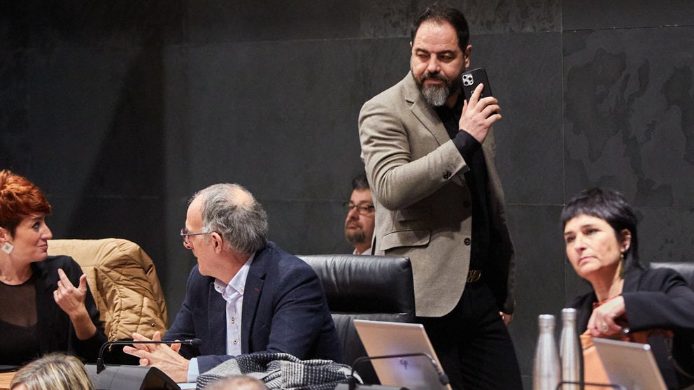 Ramón Alzórriz (PSN) en el pleno del Parlamento de Navarra. IÑIGO ALZUGARAY