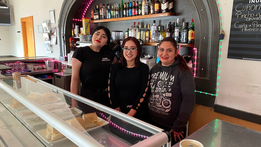 Kiara, Anguie y Jennifer en el interior del bar de Legaria (Tierra Estella). Navarra.com