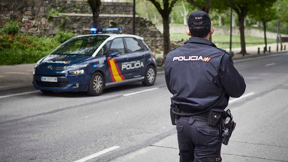 Un agente de la Policía Nacional en un control en la Avenida del Ejército de Pamplona
Eduardo Sanz / Europa Press