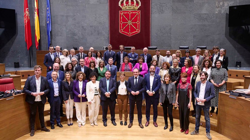 Foto de familia del pleno del Parlamento de Navarra tras la última sesión de la legislatura 2019-2023. GOBIERNO DE NAVARRA