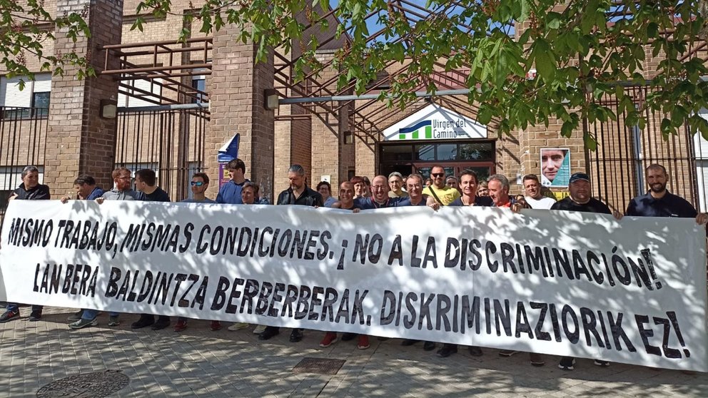 Profesorado del CIP Virgen del Camino de la Chantrea protesta por la nueva ley de la FP. CEDIDA