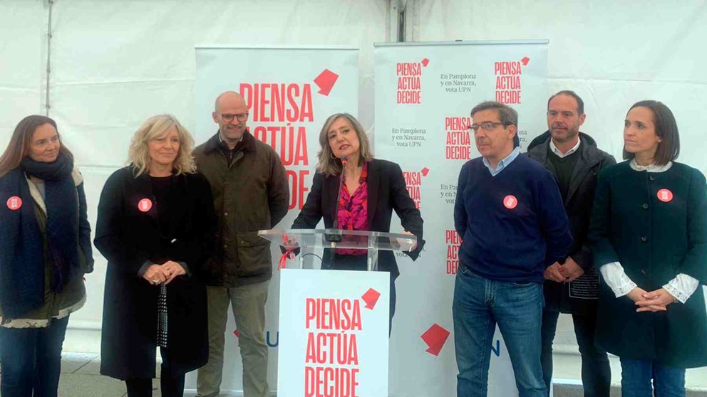 La candidata de UPN a la alcaldía de Pamplona, Cristina Ibarrola junto a parte de los miembros de su candidatura, en el acto electoral de este viernes. UPN