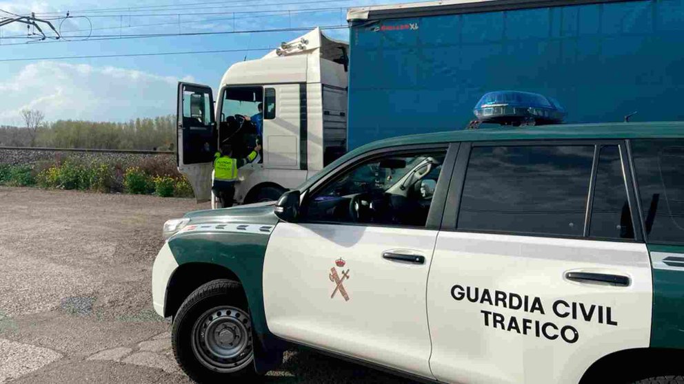 Un agente de la Guardia Civil en el momento de notificar las sanciones al camionero. GUARDIA CIVIL