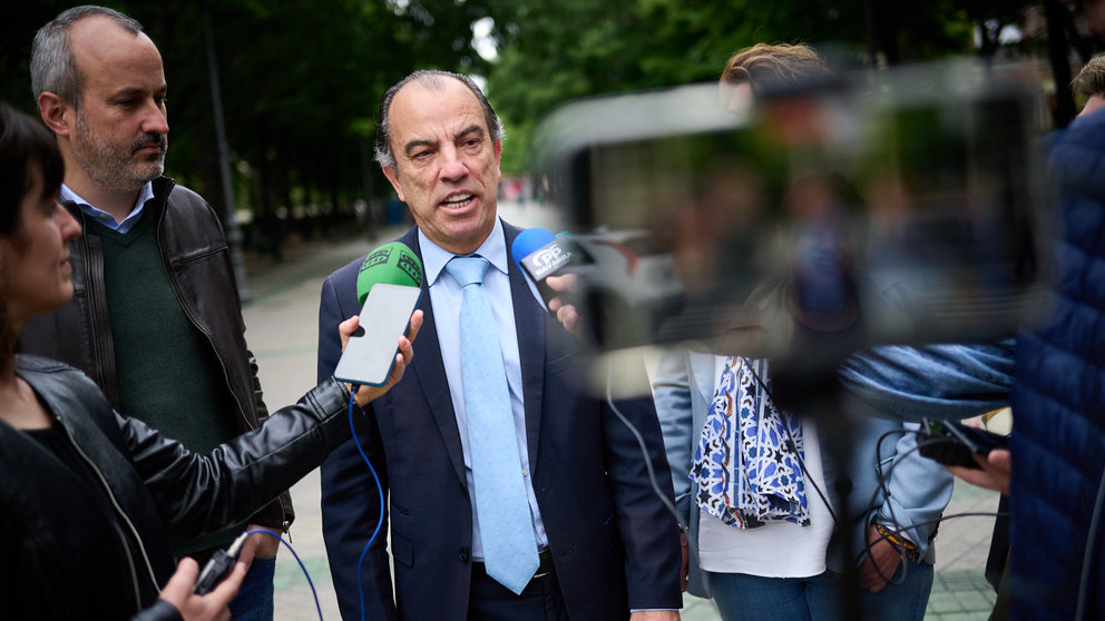 Carlos García Adanero, candidato por el PP al Ayuntamiento de Pamplona, atiende a los medios de comunicación. PABLO LASAOSA