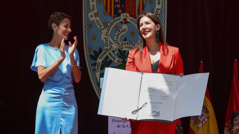 Dolores Redondo recibe el Premio Príncipe de Viana de la Cultura 2023 de manos de la presidenta del Gobierno de Navarra, María Chivite. - GOBIERNO DE NAVARRA