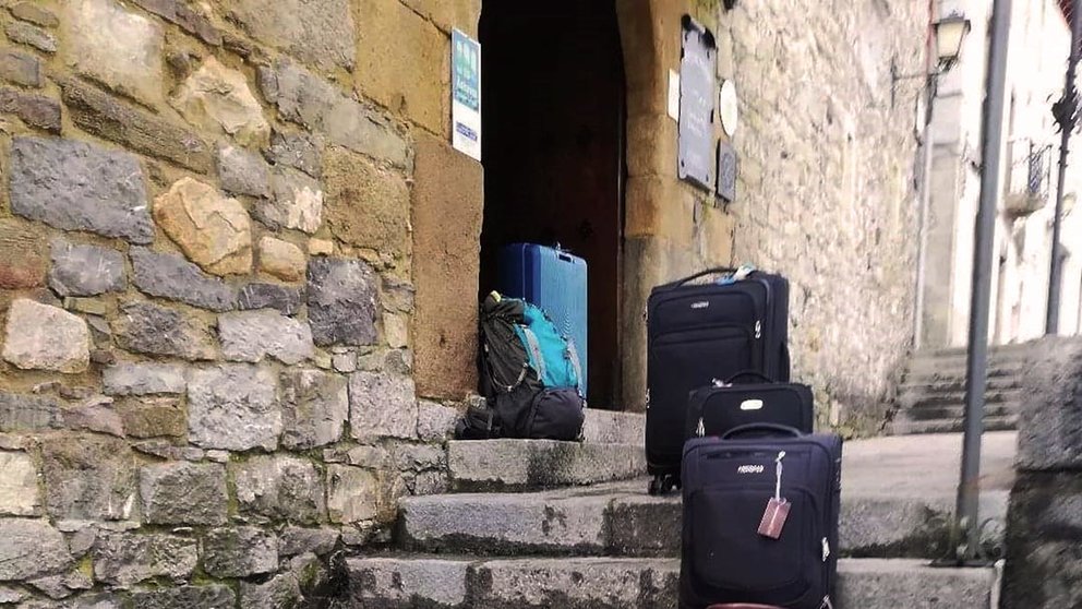 Maletas y mochilas a las puertas de un albergue. CAMINO FRANCÉS FEDERACIÓN