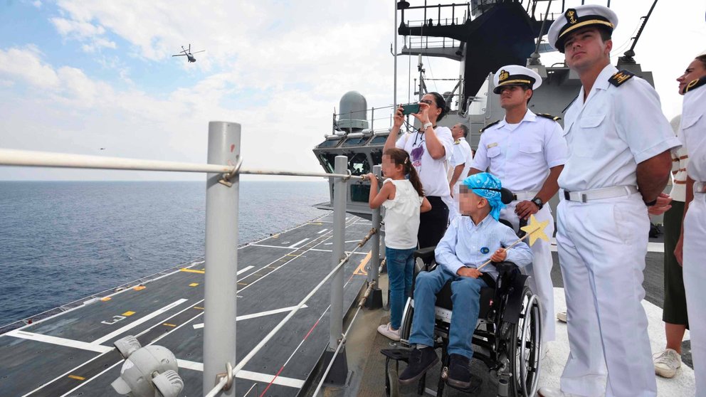 Jaime, un niño de sólo 6 años con un túmor cerebral, cumple su sueño de capitanear un buque de la Armada gracias a la Clínica Universidad de Navarra. FUNDACIÓN PEQUEÑO DESEO