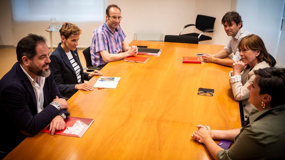 La secretaria general del PSN y candidata a la Presidencia del Gobierno de Navarra, María Chivite, se reúne con la candidata de Geroa Bai, Uxue Barkos. JASMINA AHMETSPAHIC