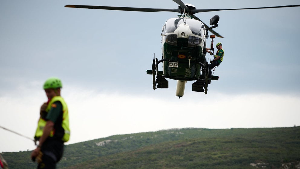 El GREIM (Grupo de Rescate e Intervención en Montaña) de Guardia Civil durante un ejercicio de maniobras de rescate en el Carrascal. PABLO LASAOSA