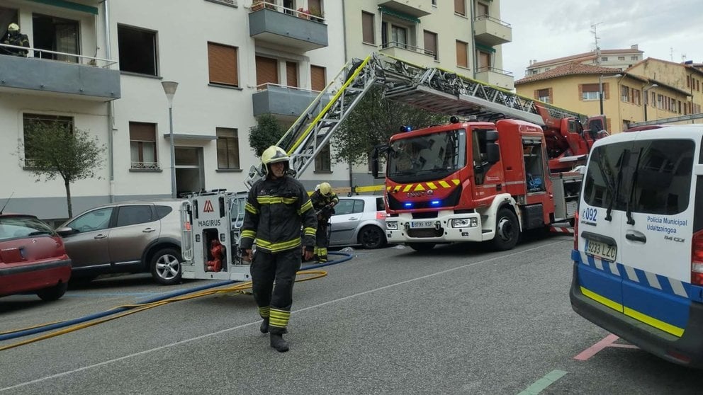 Los bomberos intervienen en un incendio en la calle Olite de Pamplona. BOMBEROS DE NAVARRA