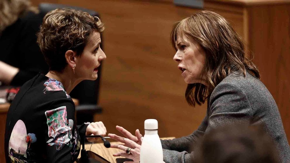 María Chivite y Uxue Barkos durante una conversación en un pleno del Parlamento de Navarra. EFE/ Jesus Diges