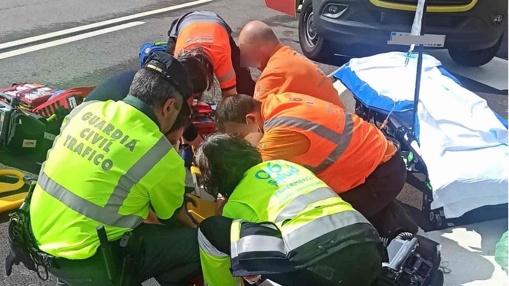 Personal sanitario y agentes de la Guardia Civil atienden a un ciclista hnavarro herido grave en Canfranc. GUARDIA CIVIL