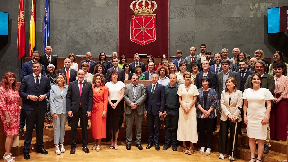 Los 50 nuevos parlamentarios de Navarra posan este viernes en la Cámara foral. 
EDUARDO SANZ-EUROPA PRESS