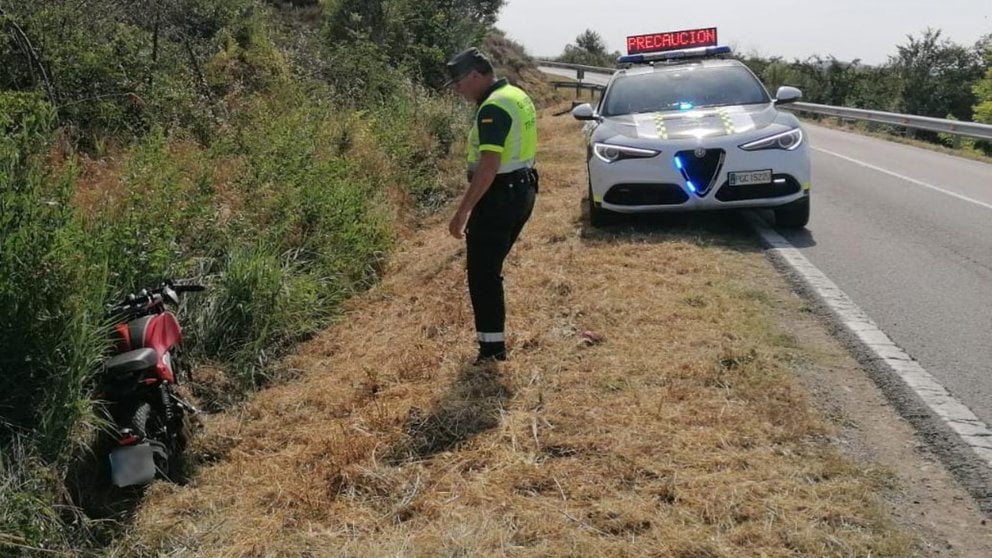 La Guardia Civil atiende un accidente en Navarra con un motorista herido. GUARDIA CIVIL