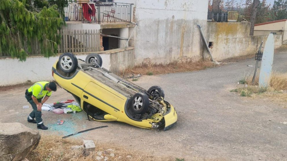 El coche accidentado en Tudela ha quedado completamente volcado. GUARDIA CIVIL