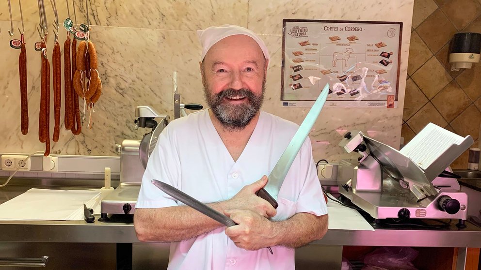 Jesús Ainzía en su carnicería del mercado del Ensanche en Pamplona. Navarra.com