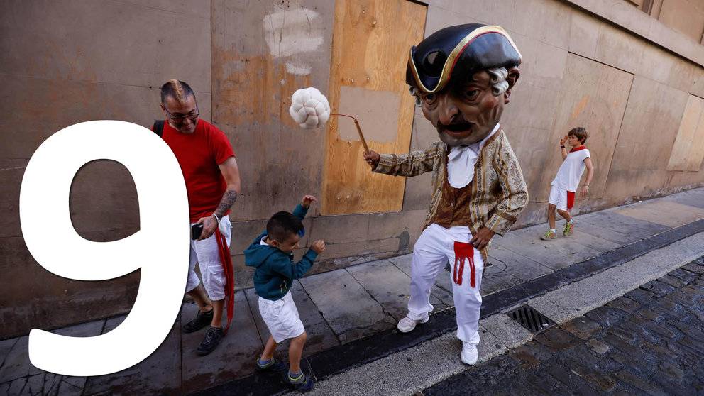 Los más pequeños disfrutan con la comparsa en San Fermín 2022. REUTERS Juan Medina