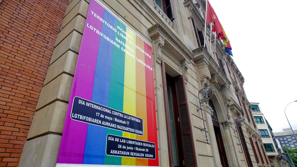 Lona LGTB desplegada este miércoles 28 de junio en el Parlamento de Navarra. PARLAMENTO DE NAVARRA
