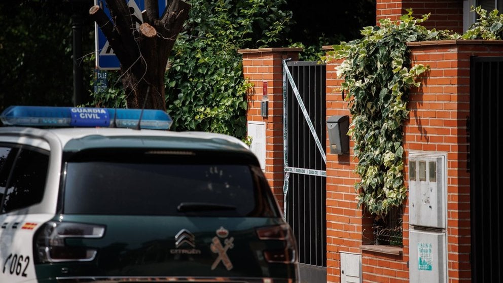 Un vehículo de la Guardia Civil enfrente de la vivienda donde ha tenido lugar el presunto parricidio, a 28 de junio de 2023, en Daganzo de Arriba, Madrid (España). - Alejandro Martínez Vélez - Europa Press