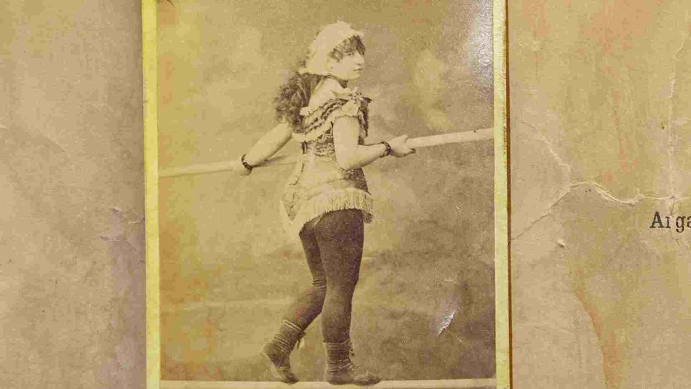 Remigia Echarren, la Reina del Arga: la fotografía que le pone cara a la funambuista pamplonesa de comienzos del siglo XIX y comienzos del XX. AYUNTAMIENTO DE PAMPLONA
