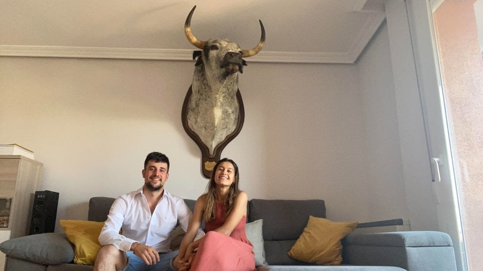 Dani de la Morena y Alicia Duro en el salón de su casa, presidido por el Cebada Gago 'Tirador'. CEDIDA