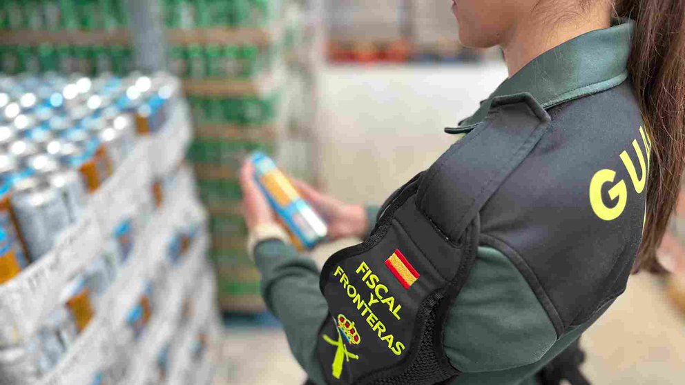 Una agente del Servicio de Fiscal y Fronteras de la Guardia Civil de Navarra inspecciona uno de los envases intervenidos en Pamplona. GUARDIA CIVIL