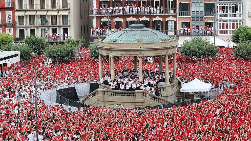 Miles de personas celebran en la Plaza del Castillo de Pamplona el inicio de las fiestas de los sanfermines 2023, este jueves. EFE/Villar López