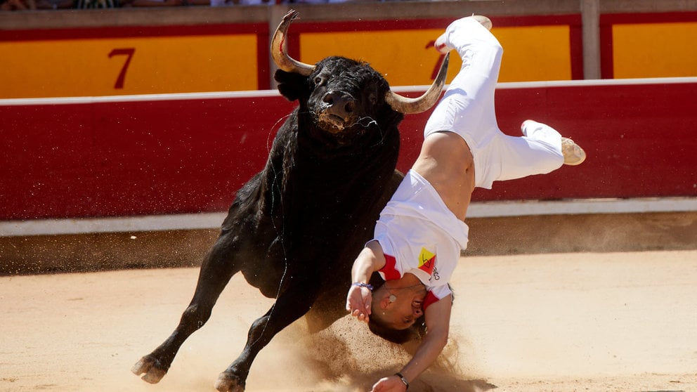 El recortador Cristian Rubio de Cuellar (Segovia) ha sido corneado durante el Concurso de Recortadores de San Fermín 2023 en la Plaza de Toros de Pamplona. IÑIGO ALZUGARAY